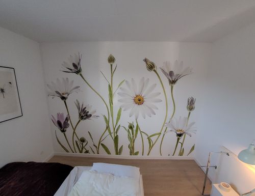 Opsætning af fototapet – blomstermotiv i soveværelse