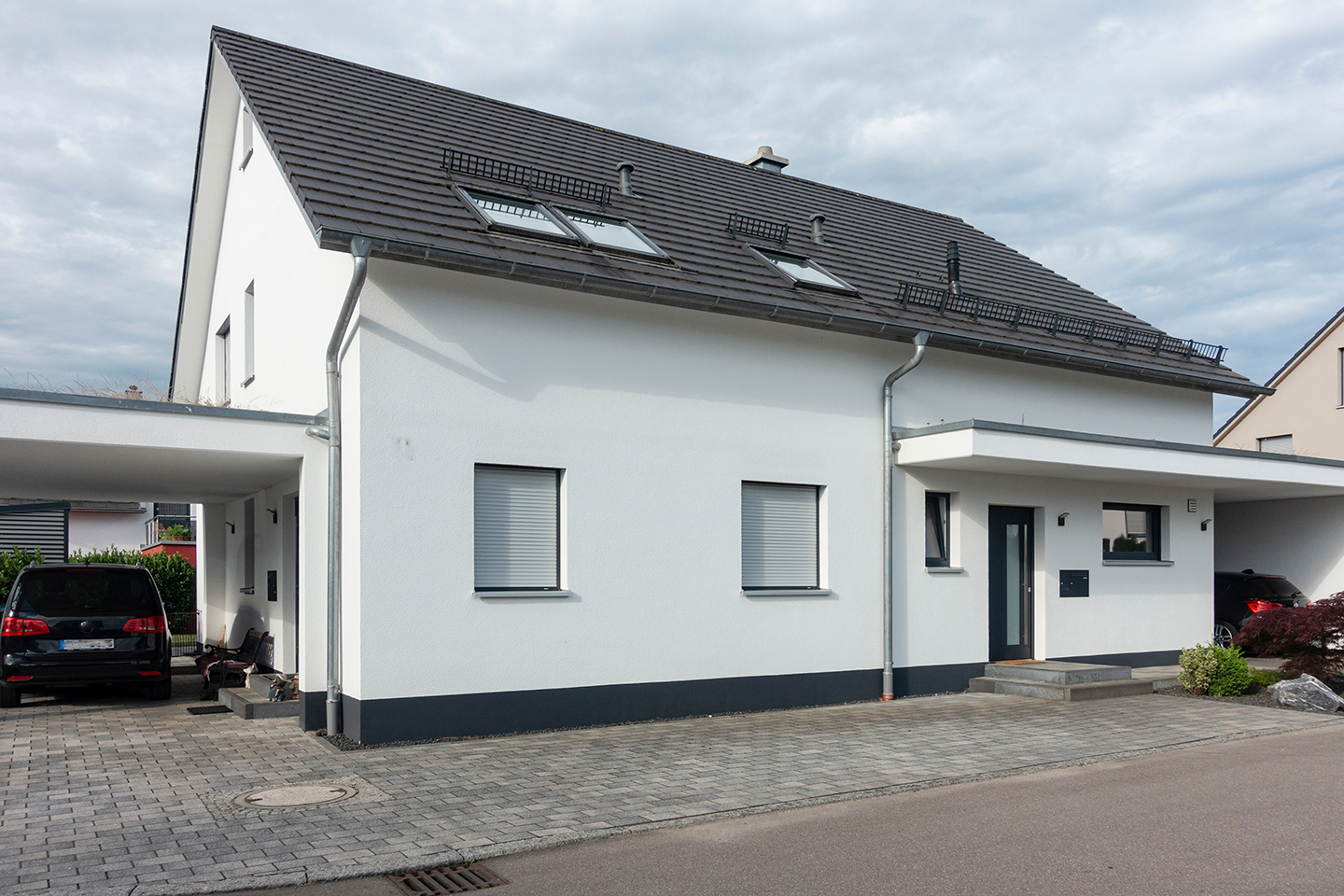 Case: nymalet husfacade i hvid – pudset facade